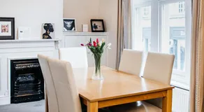 Central Windsor Spacious Three Double BedRooms, Two Living Room, Kitchen Entire Apartment over three floors Steps from Windsor Castle, station, long walk and restaurants Royal Residence Retreat Windsor - Image 2