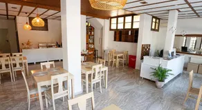 The White Rose Hotel - Image 2