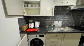 4 Town centre, Free off road parking, entire flat - Image 2