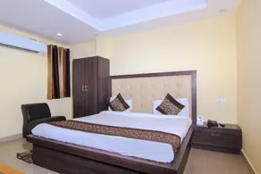 OYO Flagship Hotel Cz Near Phoenix United Lucknow - Image 5