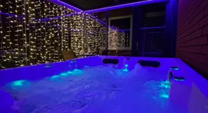 Apartament "Love Island" Jacuzzi SPA z dużą wanną z hydromasażem dla Dwojga - Image 2