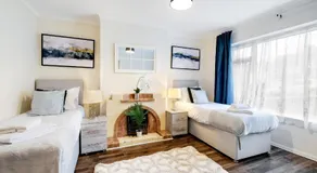 High Wycombe 4 Bedroom House Sleeps 8 Parking - By Roost Accommodation - Image 2