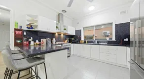 Spacious 4BR House for 10 Guests Free Parking Near Olympic Park - Image 3