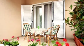 Apartments by the sea Vinisce, Trogir - 10008 - Image 3
