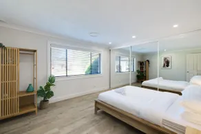 Spacious House with Pool - 5 min walk to Lake - Image 2