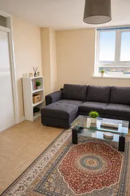 Bright & Modern Flat with Skyline Views - Image 5