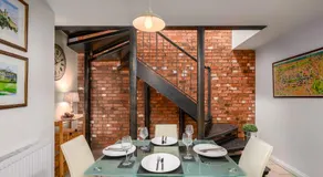 Stylish & Central 2BR Stockbridge Gem - Image 4