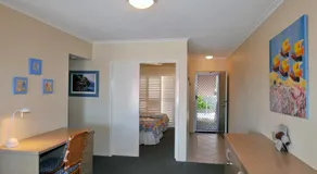 Bright & comfortable in quiet location - Image 5