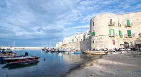 Sea front historic house in the heart of old town, inside torrione aragonese - Image 5