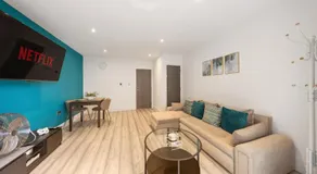 Luxury 4BR Home with Hot Tub, Sleep 8, Free Parking, Garden - Image 2