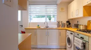 House - Sleeps 8 - Parking - Garden - Image 4