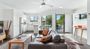 Noosa River Retreat Holiday Apartments - Image 2