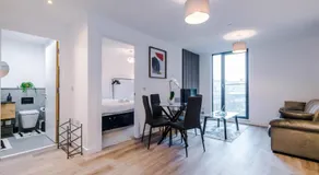 Modern Central Preston Apt King Bed & Smart TV - Image 4