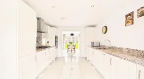 Modern 4-Bed Home with Garden and Parking - Image 5