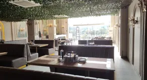 Hotel The Crown Prince - Image 4