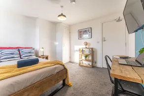 Stylish 5-bed home, each with en-suite and own TV - Image 2