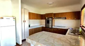 Spacious Queen Room in Lurnea - L3 - Image 3