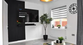 Elegant & Modern 3 bed home with free parking & WiFi - sleeps 8 - Image 2