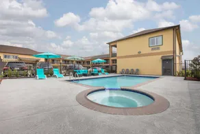 Days Inn & Suites by Wyndham La Porte - Image 4