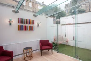 Spacious Georgian Coach House with Parking - Image 5