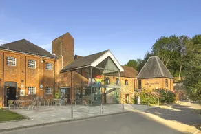 Bright 1 bedroom apartments near Farnham Castle - Image 3