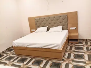 Hotel O by OYO Ayodhya Deluxe - Image 4