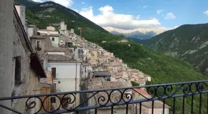 Clelia Holiday House- panoramic terrace overlooking the castle and the mountains - Image 5