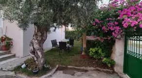Semelia & Maria's Guest House - Spacious Stay for 3 - Image 5