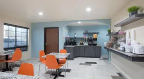 Super 8 by Wyndham Claremore OK - Image 3