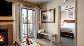 Great Location, Sleeps 4, 5 min drive to Ski & Bike Access, Shared Pool! - Image 2