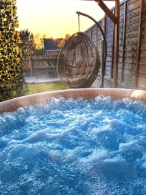Telford Hot Tub Stay, King Beds, Pool Table - Image 3