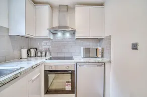 Charming Home Away From Home With Free Parking! - Image 5