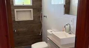Casa inteira com três quartos, piscina climatizada por energia solar e área de churrasqueira - Image 2