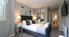 Glas Go Executive 2-Bedroom Apartment near OVO Hydro Free Parking - Image 2