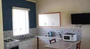 Lakes Entrance Waterfront Cottages with King Beds - Image 4