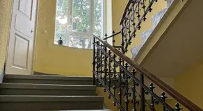 Nr 9 Hübsche Suite mit Loggia in alte Villa mit Stadtblick und interessante Ausstattung Ohm Zimmer - Image 3