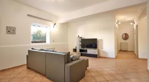 Sylvias Stylish Apartment - Image 3