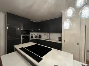 Riverside O2 Arena Retreat With Bath Jacuzzi - Image 3