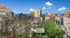 Central with charm and sea views - Image 5