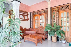 RedDoorz Hotel Tejomoyo Near Bukit Sekipan Tawangmangu - Image 4