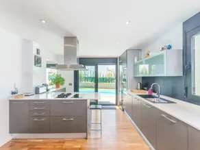 Holiday Home 'Villa La Primera' with Shared Pool & Wi-Fi - Image 3