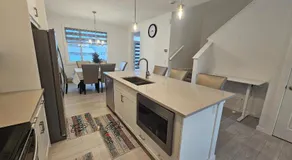 3 Bedroom Modern Luxury House - Family Friendly, 3 Queen Beds, Free Wi-Fi, and Free Parking - Image 2