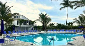 Dreamy Condo 2 minute walk to Beach w King Size Bd - Image 3