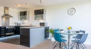 Cotels at The HUB Serviced Apartments Fibre WiFi, Central Location in Vibrant Leisure Quarter, Free Parking - Image 5
