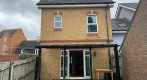 Entire Family Entertainment Holiday Home - 3 x Floors - Free Parking - Games Room - Private Garden - Workspace and Wifi 112mb - Self Check-in - Image 4
