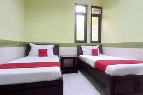 RedDoorz Syariah near Bypass Krian - Image 4