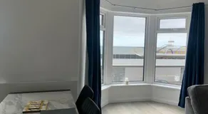 Modern apartment with sea views - Image 2