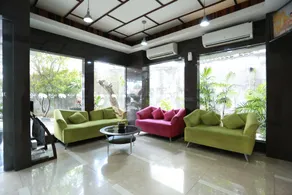 Loji Hotel - Image 2