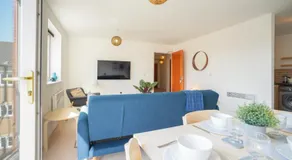 Stylish Apartment with Private Parking - Image 2
