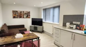 Hazel 1-Bedroom Flat, Parking, WiFi, Netflix, Prime location - Image 4